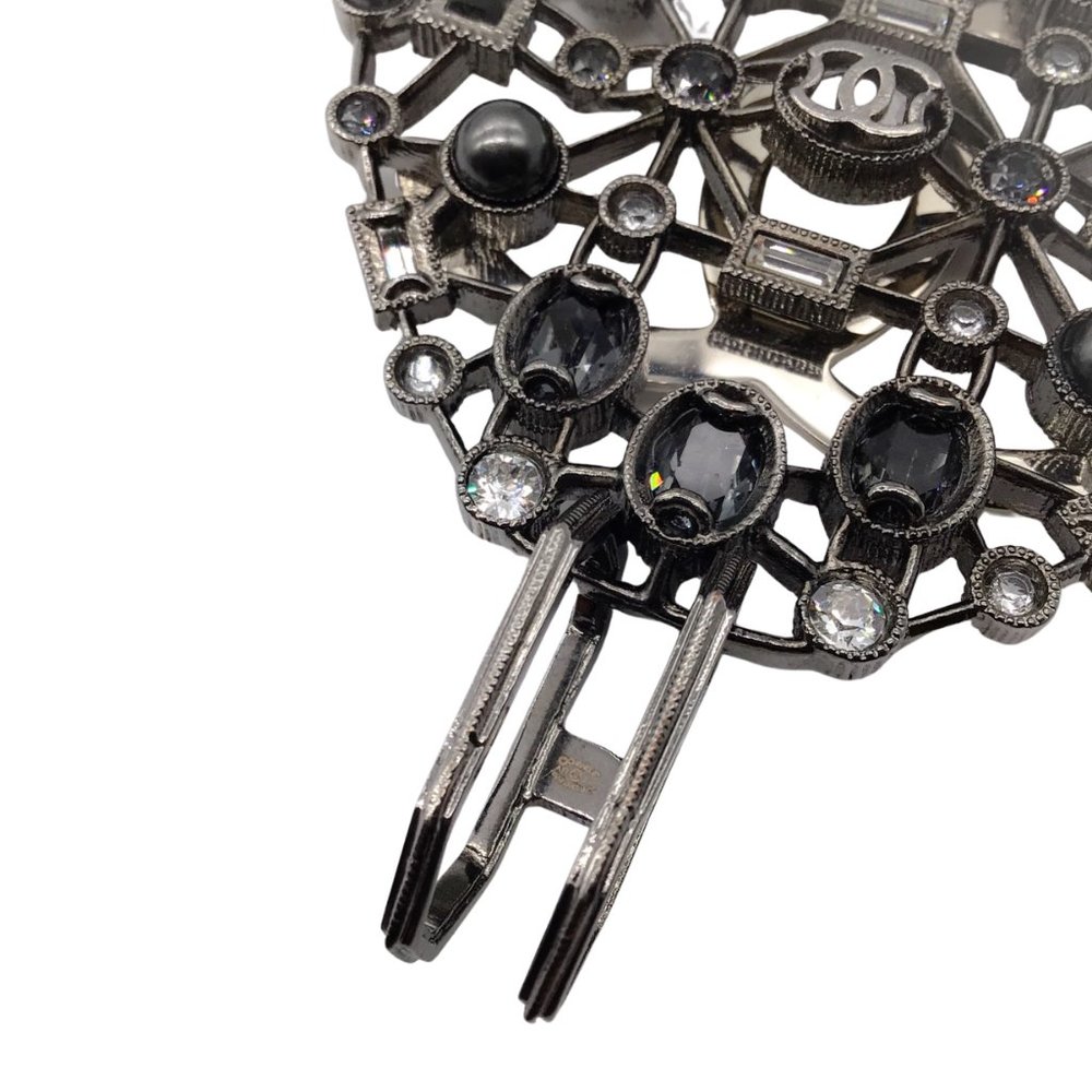 CHANEL GUNMETAL 2017 CRYSTAL EMBELLISHED CC LOGO TRIPLE STRAND PEARL NECKLACE - Picture 9 of 13